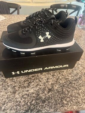 Under Armour Black and White Women’s molded softball cleats